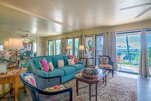 Condo, 1 Queen Bed, Hot Tub, Partial Ocean View (123) | Living area