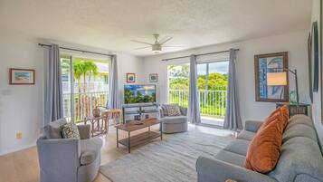 Condo, varias camas, balcón, vista a la montaña (2201) | Área de sala de estar