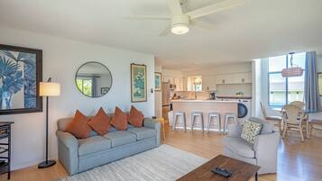 Condo, varias camas, balcón, vista a la montaña (2201) | Área de sala de estar