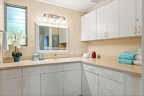 Condo, 1 King Bed, Hot Tub, Pool View (120A) | Bathroom