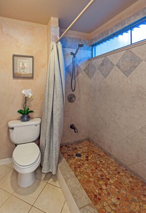 Appart'hĂŽtel, 1 trĂšs grand lit, bain Ă remous, vue piscine (120A) | Salle de bain | Articles de toilette gratuits, serviettes fournies, papier toilette