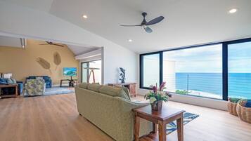 Condo, Plusieurs lits, baignoire à jets, vue sur l’océan (405) | Aire de séjour