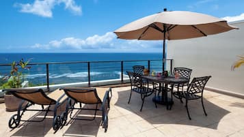 Condo, Plusieurs lits, baignoire à jets, vue sur l’océan (405) | Restauration en plein air