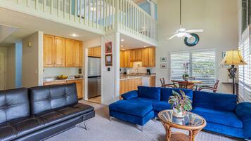 Condo, varias camas, patio, vista a la alberca (9C) | Área de sala de estar | Estación para reproductor de MP3