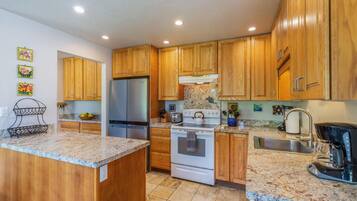 Condo, varias camas, patio, vista a la alberca (9C) | Cocina privada | Cafetera y tetera