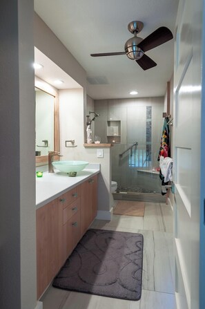 Appart'hôtel, plusieurs lits, patio, vue jardin (25B) | Salle de bain