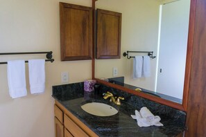 Appart'hôtel, 1 très grand lit et 1 canapé-lit, balcon, vue océan (G4) | Salle de bain
