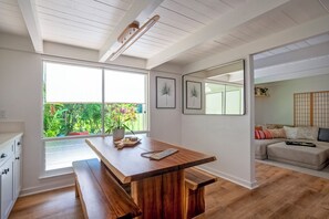 公寓客房, 多張床, 庭院, 花園景觀 ( 2C) | 私人廚房 | 咖啡機/沖茶器