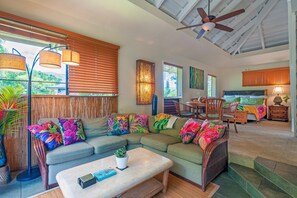 คอนโด, หลายเตียง, ระเบียง, วิวสวน (210A) | บริเวณนั่งเล่น