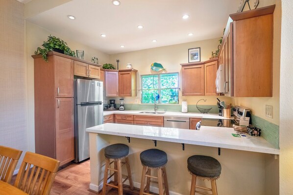 Condo, várias camas, varanda, vista para o jardim (25A) | Cozinha privada | Cafeteira/chaleira