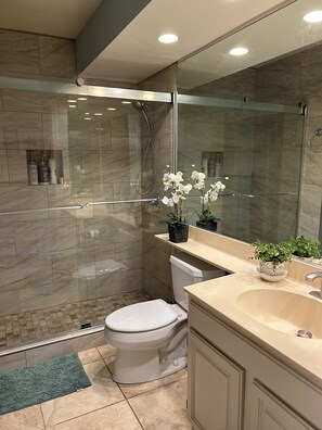 Condo, Multiple Beds, Patio, Garden View (23) | Bathroom | Designer toiletries, towels, toilet paper