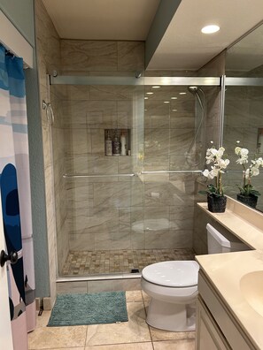 Condo, Multiple Beds, Patio, Garden View (23) | Bathroom | Designer toiletries, towels, toilet paper