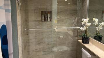 Condo, Multiple Beds, Patio, Garden View (23) | Bathroom | Designer toiletries, towels, toilet paper