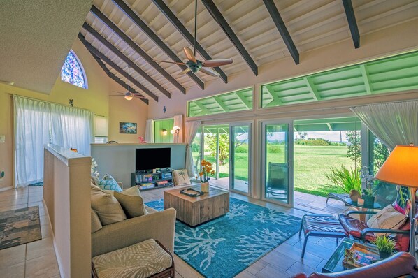 콘도, 침대(여러 개), 파티오, 정원 전망 (23) | 거실 공간