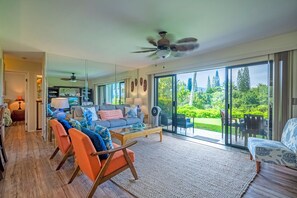 Appartamento, letti multipli, idromassaggio, vista giardino (11B) | Area soggiorno | Docking station per MP3