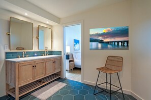 Condo, Plusieurs lits, balcon, vue sur le jardin (5B) | Salle de bain | Articles de toilette (gratuits), serviettes fournies, papier de toilette