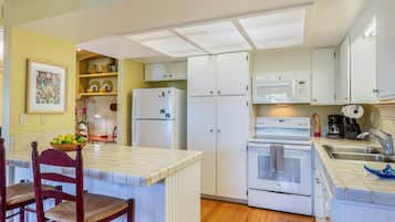Appart'hôtel, plusieurs lits, patio, vue jardin (21D) | Cuisine privée | Cafetière/bouilloire