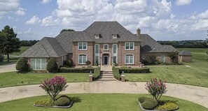 Exterior - Spacious 5-bedroom house with great location to Texoma lake, shops and Casino (Durant)