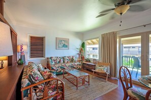 Condo, Multiple Beds, Hot Tub, Ocean View (J3) | Living area