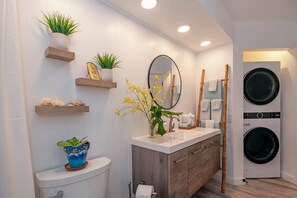 Appartement, Meerdere bedden, terras, uitzicht op golfbaan (16) | Badkamer | Designer toiletartikelen, handdoeken, toiletpapier
