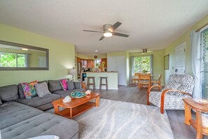 公寓式客房, 多张床, 阳台, 海洋景观 (1201) | 起居区