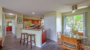 Condo, varias camas, balcón, vista al océano (1201) | Cocina privada | Cafetera y tetera