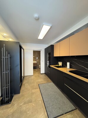 Comfort House | Private kitchen | Fridge, microwave, oven, stovetop - Modern House Gehrden 2 (Gehrden)