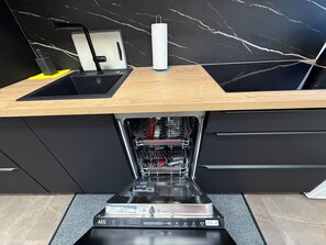 Frigorífico, microondas, horno y placa de cocina