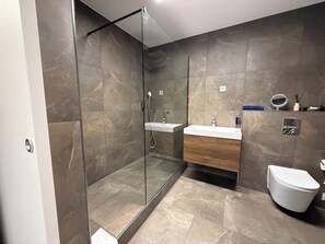 Comfort House | Bathroom | Separate tub and shower, hair dryer, towels, soap - Modern House Gehrden 2 (Gehrden)