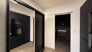 Maison Confort | Cuisine privée | Réfrigérateur, micro-ondes, four, plaque de cuisson