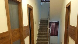 Un pasillo con una escalera que sube a un piso superior.