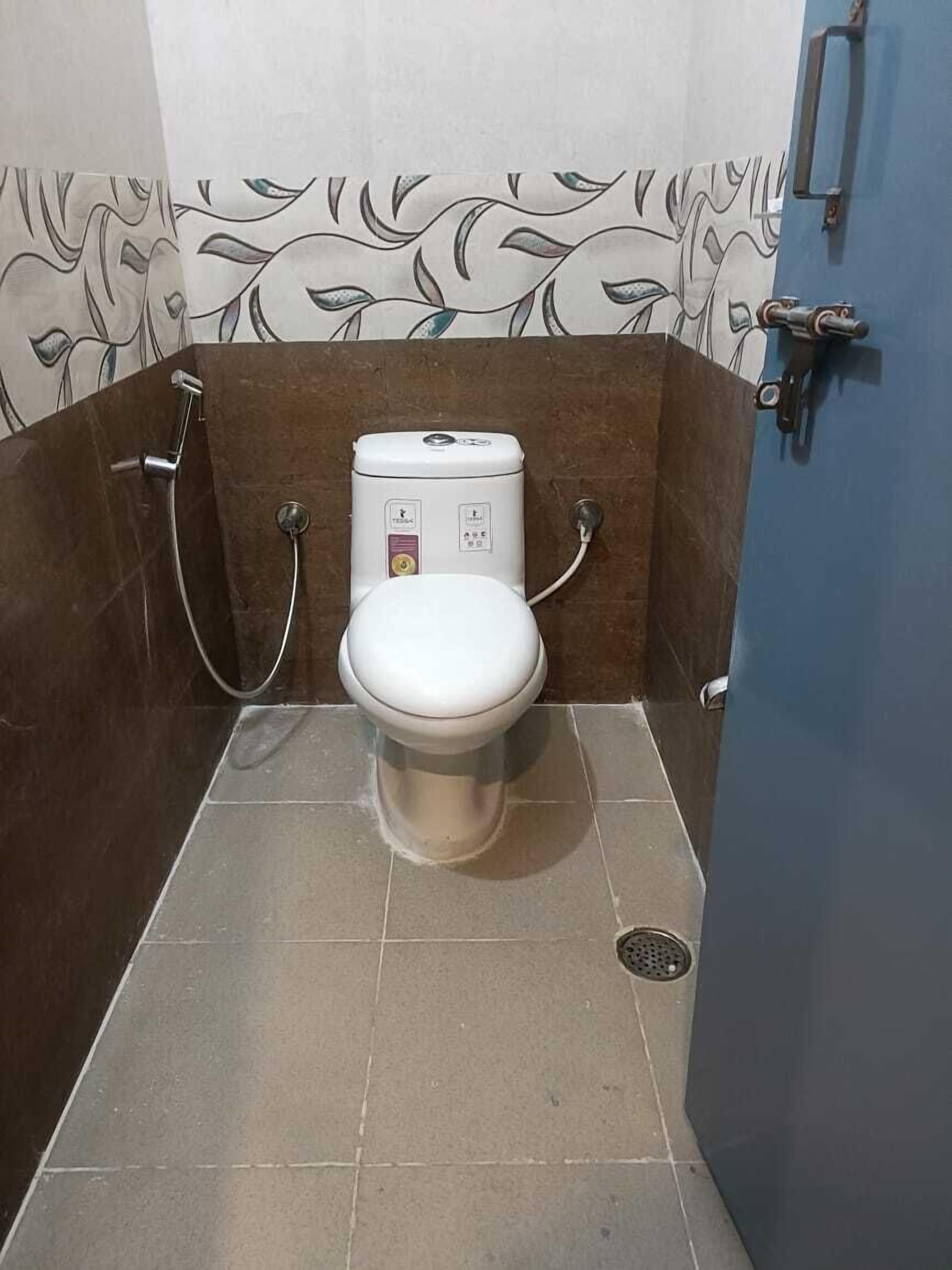 Ein kleines, kompaktes Badezimmer mit Toilette, Dusche und Waschbecken.