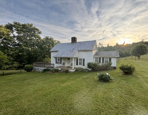 Baker's Farmhouse -Your charming & cozy get-a-way in the country with AC & WiFi!