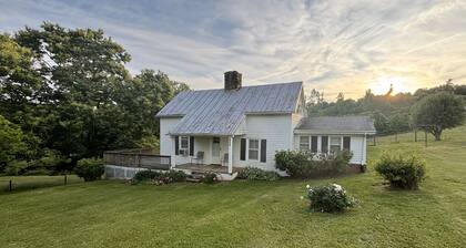 Baker's Farmhouse -Your charming & cozy get-a-way in the country with AC & WiFi!