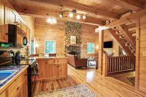 Kjøleskap, mikrobølgeovn, ovn og oppvaskmaskin