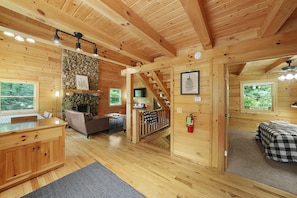 3 bedrooms, desk, WiFi, bed sheets - The Hidden Gem | Hocking Hills, Log Cabin, Hot Tub (Logan)