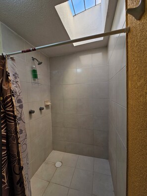 Dusj, hårføner, håndklær og såpe