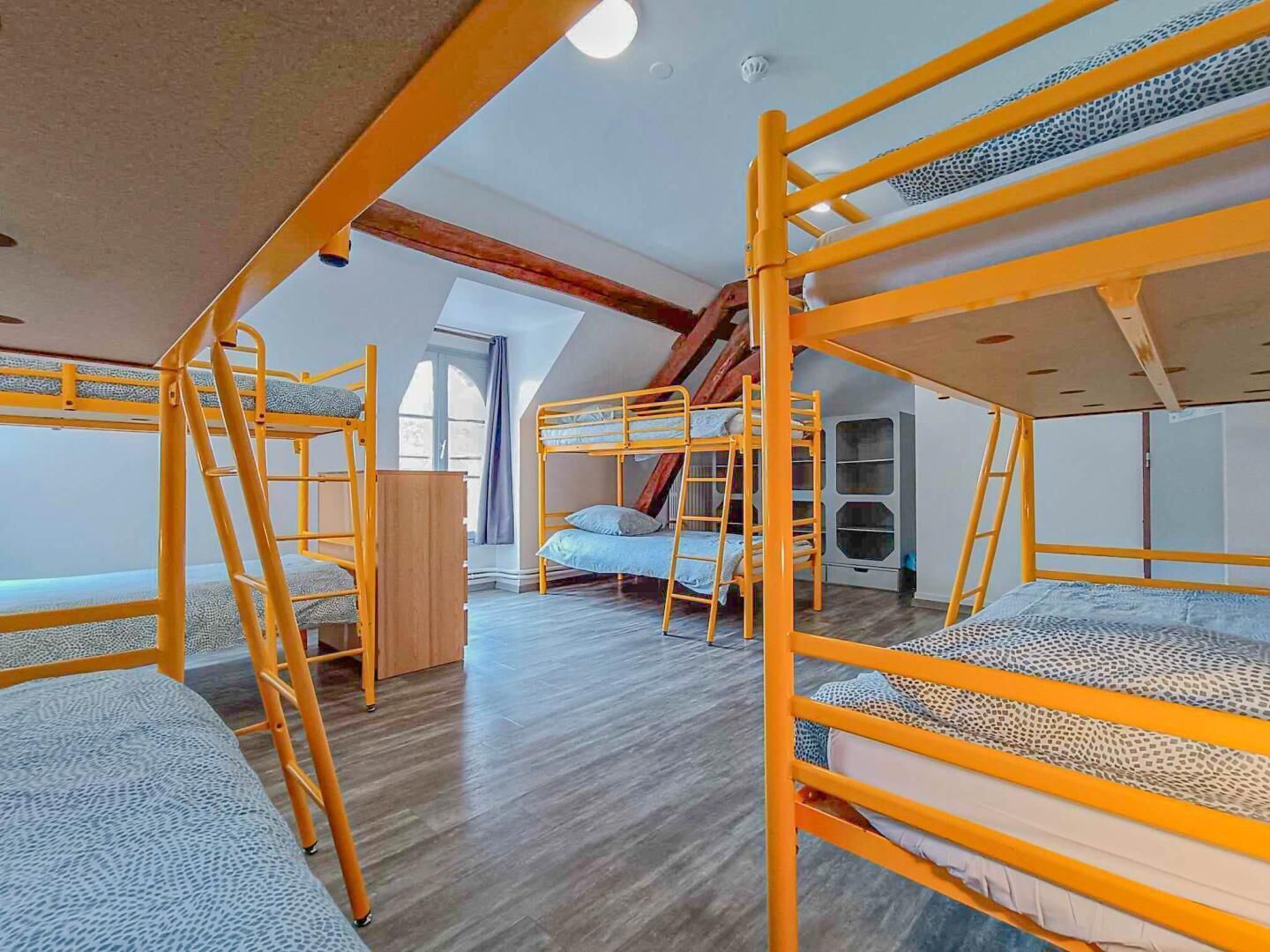 7 chambres, lit parapluie