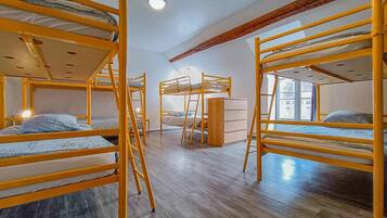 18 chambres, lit parapluie