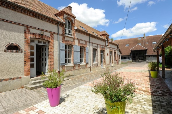 Exterior - Group Gîte - 69 people (MERY SUR SEINE)