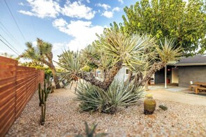 Property grounds - The Wild Blue - Hot Tub & Few Min to Joshua Tree

 (Yucca Valley)