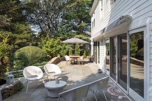 Outdoor dining - Quaint Renovated 3BR Getaway (Jamestown)
