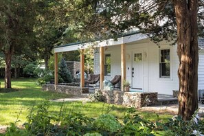 Exterior - Quaint Renovated 3BR Getaway (Jamestown)