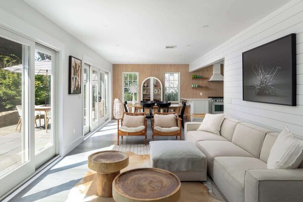 TV - Quaint Renovated 3BR Getaway (Jamestown)