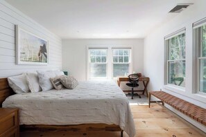 3 bedrooms, iron/ironing board, WiFi, bed sheets - Quaint Renovated 3BR Getaway (Jamestown)