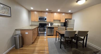 Charming 2-bedroom condo with WiFi, AC in pleasant Brookline