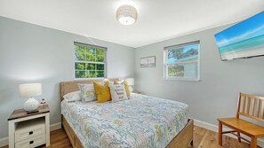 3 habitaciones, escritorio y tabla de planchar con plancha 
