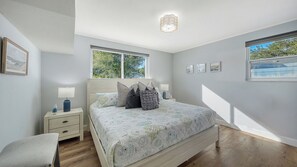 3 soverom, skrivebord, strykejern/-brett og reiseseng for barn