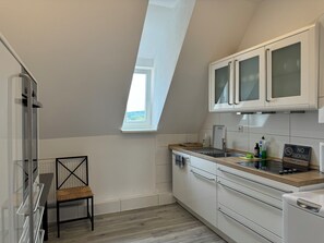Appartement exclusif | Cuisine privée | Réfrigérateur, four à micro-ondes, un four, surface de cuisson