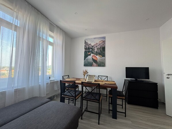 Appartement exclusif | Aire de séjour | Téléviseur à DEL de 55 po avec télévision par câble